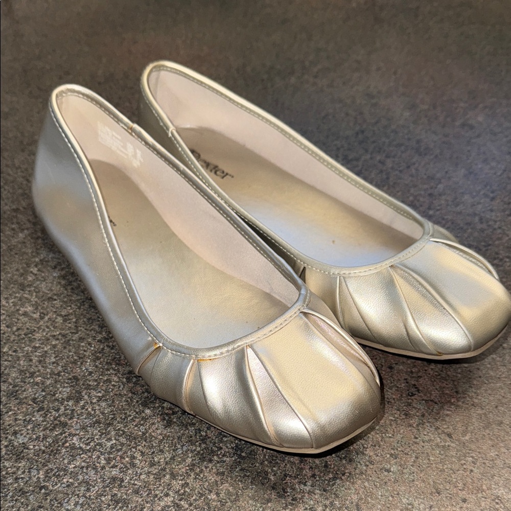 Y2K vintage Dexter Women's Goldish silver Flats worn once